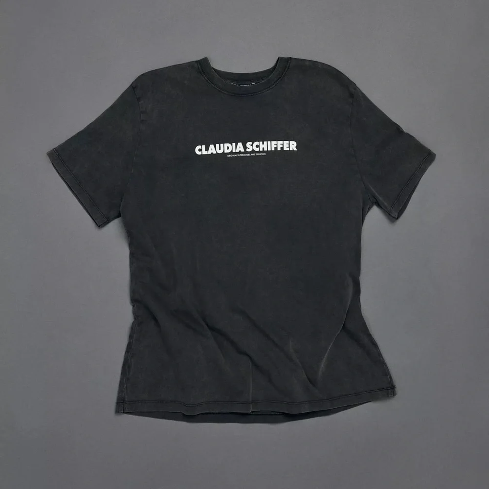 AGOLDE Parker Distressed Denim Shorts & CLAUDIA SCHIFFER WASHED T-SHIRT - Picture 4 of 5